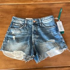 H&M Nwt Button Fly High Waist Vintage Shorts Size 6 Blue Waist 14.5” Rise 12” Inseam 2” Pink Denim Shorts, Embroidered Denim Shorts, Vintage Denim Shorts, Olive Green Shorts, White Denim Shorts, H&m Shorts, High Waisted Jean Shorts, Denim Cutoff Shorts, Jeans For Short Women