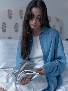 This is DEPOUND’s oversized fit denim shirt. Made of lightweight and soft material, it's versatile for styling with any look. With its loose fit silhouette and natural color tones, it can be comfortably worn without feeling constrained. It's a basic item suitable for wearing throughout the seasons, great for wearing alone or as a light outer layer in the warmer seasons.- It's a great item for daily wear- You can pair it with different styles of bottoms to create various looks- Detailing with the D-Foundation logo embroidery on the waist adds a stylish touch Light Indigo Relaxed Fit Shirt For Everyday, Everyday Light Indigo Relaxed Fit Shirt, Blue Relaxed Fit Denim Top Made Of Tencel, Oversized Denim Blue Top For Everyday, Oversized Light Wash Long Sleeve Shirt, Light Indigo Relaxed Fit Denim Top For Everyday, Oversized Long Sleeve Light Wash Shirt, Everyday Relaxed Fit Light Indigo Denim Top, Everyday Light Indigo Relaxed Fit Denim Top