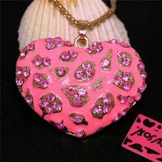 Quantity: 1 Pcs Size: 5x4cm Length: 64cm（1inch = 2.54cm） Color: Please look at picture Material: Alloy / Rhinestone Crystal Note: These Woman's Earring Fit DIY Jewelry Or With Clothing! New Pink Enamel Inlay Crystal Love Heart Fashion Women Pendant Sweater Necklace Quantity:1 pcs Size:5x4cm length:64cm（1inch = 2.54cm） Color:Please look at picture Material:Alloy / Rhinestone crystal Note: These Woman's earring Fit DIY jewelry or with clothing! Payment DescriptionShipping DescriptionContact UsReturn DescriptionAbout Us Payment Description We only accept the payment through paypal .thanks. All payment must be made within 5 days after auction ends.Please contact me if you have any difficulty paying within the time frame and we'll try to help you out. Shipping Description .Please send the payme Kawaii Shopping, Sweater Necklace, Women Pendant, Heart Fashion, Y2k Outfits, Fancy Jewellery, Pink Jewelry, Pink Enamel, Healthy Chicken