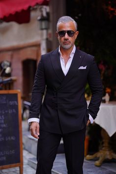 Collection : 2024/2025 spring/summer🔆Product : Tyler Slim Fit Special Designed Double Breasted Black SuitColor: Black Available Size : 46-48-50-52-54-56Material Content: %55 Cotton %45 Polyester Elegant Wedding Suit, Grooms And Groomsmen, Refined Aesthetic, Suits Clothing, Men's Health, Crisp White Shirt, Wedding Suit, Black Suit