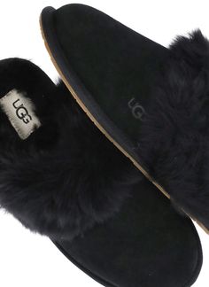 - Black Ugg leather slippers for woman - Round toe - Tone on tone side embossed logoComposition: 100% Calf Leather Lining:, 100% Shearling Sole:, 100% Rubber Classic Indoor Slippers, Classic Slip-on Indoor Slippers, Luxury Slippers With Rubber Sole And Round Toe, Designer Black Slippers With Leather Sole, Classic Slip-on Slippers With Suede Lining, Luxury Slippers With Leather Sole And Round Toe, Classic Sheepskin Slippers For Winter, Luxury Leather Footbed Slip-on Slippers, Designer Black Slippers With Round Toe