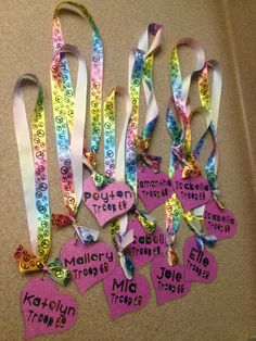 there are many ribbons that have been made to look like hearts and names on them