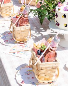 Picnic Party Picnic Birthday Party, Picnic Style, Picnic Birthday, Mothers Day Brunch, Picnic Food, Snacks Für Party, Celebrate Mom, Brunch Party, Picnic Party