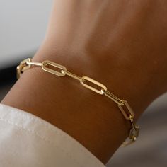 This paperclip bracelet is beautifully made. The minimalist design makes it a great layering piece, but also looks great on its own! We use a THICK plating of 14k Gold or Rhodium over 925 Sterling Silver Available in 6.25" or 6.75" + .5" Extension Chain Lobster Clasp Closure Nickel-free & Hypoallergenic Paperclip Bracelet, The Minimalist, Recycled Metal, Layering Pieces, Bracelet Sizes, Paper Clip, Silver Bracelets, Timeless Pieces, Precious Metals