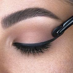 Eyeliner Tool, Eyeliner Techniques, Everyday Eye Makeup, Makeup Tips For Older Women, Perfect Cat Eye, Dramatic Eye Makeup, Eyebrow Makeup Tips, Perfect Eyeliner