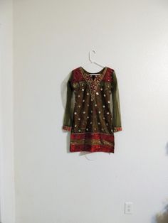 "Women's Floral Print with Embellishments and Embroidery Sheer Overlay Kurta. In great condition with no issues. Size small. Approx. dimensions lying flat are - Shoulder to shoulder - 16\"                                                               Chest - 17 1/2\"                                                               Shoulder to hem - 34\"                                                               Waist - 15\"                                                               Hips - 16 Santa Head, Sheer Overlay, Crushed Velvet, Sheer Sleeves, V Shape, Labour Day, Embellishments, Paisley, Floral Design