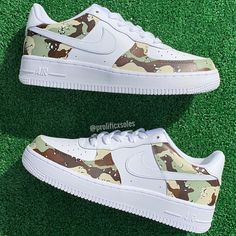 Hand painted desert camouflage pattern on authentic white Air Force 1s. Painted with water resistant and non cracking leather paint. Custom Sneakers Diy, Custom Painted Shoes, Diy Sneakers, Painted Sneakers, Air Force 1s, Custom Kicks, All Nike Shoes, Custom Air Force 1, Desert Camo