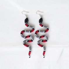 These handmade Scarlet Kingsnake Beaded Earrings are a striking statement piece inspired by the bold patterns of the scarlet kingsnake. Featuring intricate beadwork in red, black, and white, these unique earrings capture the beauty of nature and bring a bold, stylish touch to any outfit. Perfect for those who love snake-inspired jewelry, these earrings offer a blend of boho style and artistic craftsmanship. Whether as a standout accessory for yourself or a special gift for her, these earrings ar Diy Snake, Earrings Snake, Beadwork Earrings, Special Gifts For Her, Jewelry Making Kit, Snake Earrings, Christmas Deals, Earrings Red, Bold Patterns