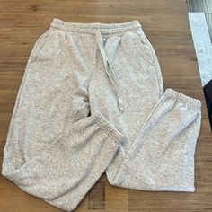 Heather Grey Size Small Cuffed Fabletics Sweatpants. Super Cute But They Just Didn’t Fit Me Right. Incredibly Soft And Comfortable Essentially Brand New! Gray Athleisure Joggers For Lounging, Super Soft Relaxed Fit Athleisure Bottoms, Sporty Super Soft Bottoms For Lounging, Trendy Relaxed Fit Activewear For Lounging, Cozy Activewear With Elastic Waistband For Lounging, Super Soft Athleisure Bottoms For Loungewear, Trendy Joggers With Elastic Waistband For Workout, Athleisure Activewear With Pockets For Lounging, Trendy Relaxed Fit Gym Bottoms