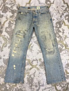 32x30 Vintage Distressed Hollister Flare Jeans - JN 3019 Size: 32 Item Description tag : Hollister Actual measurement (inches): Waist - 32 Front Rise - 11 Hips - 43 Thigh - 12 Knee - 8.5 Leg Opening - 18 Inseam - 30 Outseam - 40.5 #JN3019 Love Jeans, Faded Denim, Grunge Style, Grunge Fashion, Denim Blue, Vintage Denim, Distressed Denim, Flare Jeans, Style Vintage