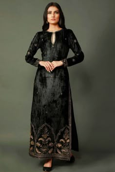 Velvet Pakistani Dress Party Wear, Mughal Patterns, Velvet Pakistani Dress, Velvet Dresses Outfit, Dress Party Wear, Pakistani Formal Dresses, Velvet Dress Designs, Long Kurta