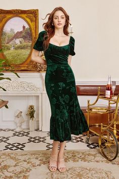 Vintage Inspired Office Wear, Spain Outfit Ideas, Bohemian Wardrobe, Squared Neckline, Boho Mode, Green Velvet Dress, Fall Wedding Guest Dress, Winter Styles, Velvet Clothes