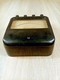 an old fashioned radio sitting on top of a wooden table