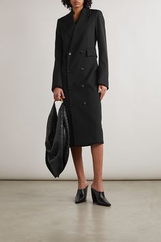 Bottega Veneta is the home of luxury and innate elegance, so you'll never regret investing in a piece of tailoring like this coat. Debuted on the Spring '23 runway, it's cut from wool-blend in a double-breasted shape with notch lapels and flap pockets - notice how they're placed high on the waist to accentuate your frame. Wear yours as a dress with heels or slip it on over a cashmere sweater and pants. 23 Runway, Ladies Coat Design, Spring 23, Never Regret, Wool Peacoat, Cotton Coat, Wool Blend Coat, Coat Design, Double Breasted Coat