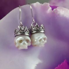 Ｐｒｅｓｅｎｔａｔｉｏｎ： Style: Pearl Skull Earrings Material: 8MM Natural Freshwater Pearl, 925 Silver * Cool Skull Earring Dangle - Elegant, cute, and with a touch of terrifying ghostly femininity. These will catch more eyes on you! * Gothic Design - Freshwater pearls are hand-carved into miniature human skulls. Gothic style can show your unique charm. * Earrings for Women - Our skull earrings are designed well in every detail, such as heart eyes and nose, and pearl edge. You can wear it for Halloween, i Skull Shaped Bone Colored Jewelry For Gifts, Bone Color Skull Jewelry For Gifts, White Sterling Silver Skull Jewelry, White Gothic Skull Jewelry, Pearl Skull Necklace, Halloween Skull Sterling Silver Jewelry, Skull Pearl Earrings, Sterling Silver Skull Earrings For Gift, Bone-colored Skull Jewelry For Gift