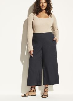 Secured with a jewel-like metal button, our high-waisted pant opens to a sculptural shape before tapering down to a cropped hem. Crop Pants With Ankle Boots, Wide Leg Crop Pants Outfit, Cropped Trousers Outfit, Cropped Pants Outfit, Culottes Outfit, Trouser Outfit, Wide Leg Crop Pants, Cropped Wide Leg Pants, Cropped Trousers