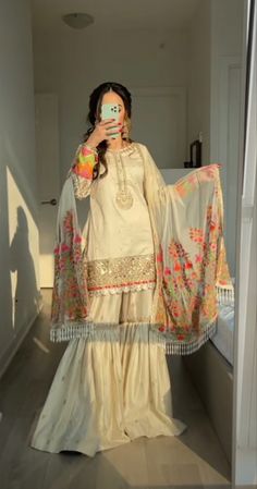 White Gharara, Gharara Designs, Desi Fits, Haldi Outfits, Outfits Indian, Pakistani Suit, Pakistani Wedding Outfits, Outfits Woman, Pakistani Dresses Casual