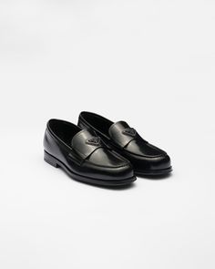 Band with enameled metal triangle logo Leather sole with rubber half-sole and heel layer with hot-stamped logo 25 mm heel Mens Prada Loafers, Luxury Men Shoes, Prada Loafers Men, Prada Shoes Men, Mens Black Loafers, Designer Shoes Men, Black Loafers Men, Prada Mens, Shoes Png