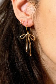 Preppy grandmillennial hook bow earrings. 18k gold plated nickel free dangle bow earrings made with ethically-sourced materials. Dope Jewelry, Jewelry Lookbook, Funky Jewelry, Bow Earrings, Jewelry Inspo, Dream Jewelry, Schmuck Design, Pretty Jewellery, Ear Jewelry