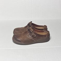 Women’s Size 7.5 Duluth Trading Co. Andina Brown Rustic Leather Slide-On Clogs, Leather Mules. Condition: In Very Good, Very Clean, Undamaged, Gently Used, Or Unused, Preowned Condition. No Defects. No Flaws. The Insole Logo Has Worn Off Almost All The Way. Aside From That, These Are In Amazing Condition. Tags: Women’s Mules Size 7.5, Preowned Duluth Trading Co. Clogs, Women’s Contemporary Lagenlook Shoes, Women’s Hippie Shoes, Hippie Clogs, Slip-On Leather Shoes, Slide-On Leather Clogs, Women’s Floaters Shoes, Casual Comfy Shoes, Cottagecore Shoes, Women Cottagecore, Hippie Shoes, Vintage Clogs, Clogs Women, Boys Basketball Shoes, Kd Shoes