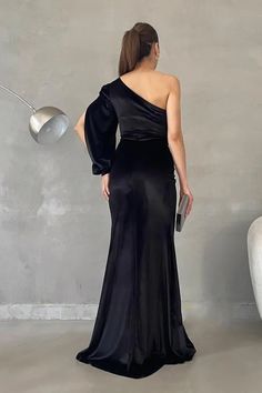 Unique and modern one shoulder long sleeved evening dress Sleeved Prom Dress, Classic Prom Dress, Simple Prom Dress Long, Off Shoulder Wedding Dress, Satin Homecoming Dress, Strapless Prom Dresses, Beach Wedding Dress Boho, Simple Prom Dress, Evening Party Gowns