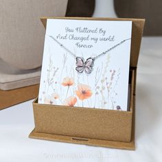 nuestro Colgante Conmemorativo de Mariposa de Plata: un recuerdo especial para recordar a un pequeño. Este precioso colgante tiene una mariposa con piedras rosas brillantes. La mariposa representa un alma dulce y las piedras rosas muestran amor y recuerdos.

 Realizado en bonita plata, el colgante tiene pequeños detalles que cuentan una gran historia sobre un momento breve pero importante. Las alas de la mariposa muestran la belleza y el impacto duradero de una vida diminuta que tocó nuestros co Mother's Day Butterfly Charm Pendant Necklace, Mother's Day Butterfly Pendant Necklace, Mother's Day Anniversary Necklace With Butterfly Charm, Butterfly Charm Necklace For Anniversary And Mother's Day, Anniversary Butterfly Charm Necklace For Mother's Day, Butterfly Charm Necklace For Mother's Day Anniversary, Dainty Butterfly Charm Necklace For Anniversary, Pink Keepsake Jewelry For Mother's Day, Dainty Pink Butterfly Necklace For Gift