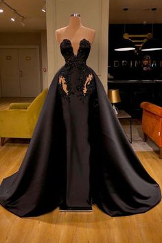 African Wedding Reception, Black Princess Dress, Wedding Reception Gowns, Wedding Dress Black, Gorgeous Black Dress, Black Wedding Dress, Reception Gown, Dress African, Sweetheart Prom Dress