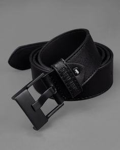 Make a distinct style statement by buckling up this stylish casual belt from French Crown. This leather-free belt comes with a metallic frame style black buckle closure and is sure to last for a long time. This belt is all you need to elevate your smart casual ensemble. Entirely handmade and completely vegan 100% Premium Vegan Leather, it looks like leather,but it’s completely vegan. Width: 1.4 inches/3.55 cm French Crown name and logo Engraved Strap. Fire and Scratch Resistant Strap Front. Metallic Frame, Belt For Men, Casual Belt, Black Textures, Style Statement, Mens Belts, Smart Casual, Custom Fit, Vegan Leather