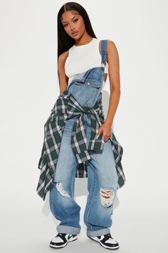 Iconic 90s Outfits Women Hip Hop, 90s Fashion For Black Women, 90 Overalls Outfit, 90s Looks Hip Hop, Unique Outfit Inspiration, 90s Fashion Overalls Outfits, Early 2000s Outfits Black Women, 90 Look Outfits 90s Fashion