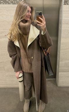 Style Inspo Winter, Best Winter Outfits, Beige Outfit, London Outfit, Brown Outfit, Fashion Aesthetics, Street Style Winter, Style Clothes, Midi Skirts