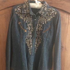 Awesome Cowgirl Long Sleeve Denim Shirt. Beautiful Gold Tones Embroidery. Snaps For Buttons. Very Form Fitting. Boho Cowgirl Vintage Western Rodeo Rockabilly Cowgirl Vintage, Boho Cowgirl, Long Sleeve Denim Shirt, Western Rodeo, Pattern Tattoo, Vintage Western, Denim Shirt, Rodeo, Blue Gold