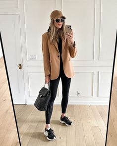 Black Trainers Outfit, New Balance 327 Black, Camel Blazer Outfit, Black Sneakers Outfit, Black Sneakers Women, Trainers Outfit, Camel Blazer, Sneaker Outfits Women