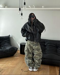 Baggy Army Pants, Cargo Camo Pants Outfit, Army Cargo Pants Outfit, Army Pants Outfit, Find Your Own Style, Tomboy Stil, Camo Pants Outfit, Army Cargo Pants