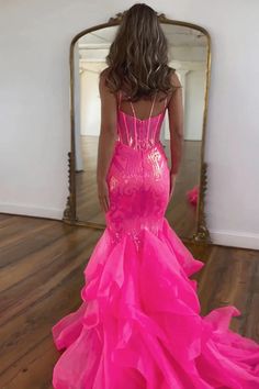 Cette robe de bal rose vif à bretelles spaghetti scintillantes de style sirène PSK568 est parfaite pour faire sensation au bal. La silhouette sirène et les détails scintillants vous feront briller, tandis que la couleur rose vif ne manquera pas de faire tourner les têtes. Démarquez-vous et sentez-vous en confiance dans cette robe de bal scintillante.
 Détail de l'article
 Tissu : dentelle, tulle
 Silhouette:Sirène
 Manches : Sans manches
 Couleur : comme sur l'image, couleur personnalisée
 Détai Prom Dress With Ruffles, Hot Pink Prom, Hot Pink Prom Dress, Glitter Prom Dress, Sparkly Prom Dress, Mermaid Prom Dress, Pink Mermaid, Pink Prom Dress, Dress With Ruffles