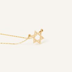 Embrace your faith and fashion simultaneously with our Jewish Star Necklace in 14K Gold. This minimalist celestial jewelry, with its delicate, dainty design, is the perfect adornment for any outfit. Made from genuine 14K gold, it's a thoughtful, enduring gift for your loved one, ensuring a radiant glow every time it's worn. 14K solid gold handcrafted pieces 100% ethical sourced jewelry Material: 14K Solid Gold Pendant Height: 9 mm / 0.35 in Pendant Width: 9 mm / 0.35 in Chain Style: Cable Chain