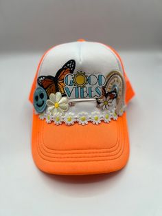 Orange "Good Vibes" Trucker Hat with daisies, rainbow and smiley face. Diy Hats, Hat Bar, Diy Hat, Hat Ideas, Patch Work, Baseball Caps, Smiley Face, Trucker Hats, Trucker Cap