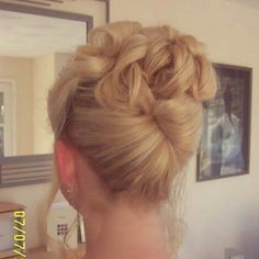 French Twist with Curls | French twist and curls Blonde Wedding Hair Updo, Updo Bridesmaid, Evening Hairstyles, Mother Of The Bride Hair, French Twist Hair, Messy Updo, Oval Face Hairstyles, Peinados Fáciles Para Cabello Corto, Hair Stylies