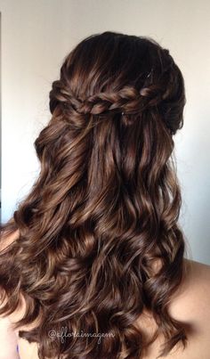 We love curls Por Nathalie Pinheiro para Aflora Imagem @afloraimagem www.afloraimagem.com Wedding Hairstyles Medium Length, Quinceanera Hairstyles, Quince Hairstyles, 4c Hair, Long Blonde Hair, Bridesmaid Hair, Prom Hair