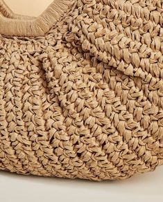 A must-have handbag for those sunny days and beyond. Crafted with natural raffia material, this curved handbag exudes a charming and stylish appeal that's sure to elevate your summer look. Chic and On-Trend: Our Half-Moon Straw Bag features a curved design that adds a touch of modernity and elegance to your outfit. Stay on-trend with this fashionable and eye-catching handbag that complements your style flawlessly. Eco-Friendly Raffia Material: Embrace the beauty of nature with this handbag, as i Straw Beach Tote, Seasons Activities, Backless Dress Summer, Vacation Bag, Braid Designs, Straw Tote, Vacation Beach, Beach Tote, Circle Shape