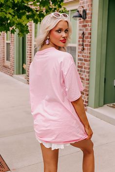 – The perfect casual but chic addition to your look – Lightweight, unlined 100% cotton material – Malibu Tennis Club graphic print – Round neckline – Short, loose sleeves – Relaxed silhouette that ends in a straight hemline Measurements S-M : Bust 44", Hip 44", Length 29", Sleeve Length 8.5", Waist 44". L-XL : Bust 48", Hip 48", Length 30", Sleeve Length 8.5", Waist 48". Pink T-shirt For Spring Day Out, Pink Short Sleeve T-shirt For Day Out, Pink Graphic Print T-shirt For Loungewear, Pink T-shirt For Summer Loungewear, Pink V-neck Graphic Tee Top, Pink V-neck Graphic Tee, Pink V-neck T-shirt With Letter Print, Feminine Relaxed Fit T-shirt For Spring, Feminine Cotton Short Sleeve T-shirt