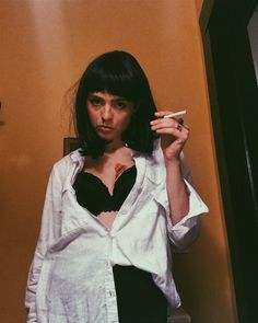 Simple Black Costume Halloween, Mia Wallis Pulp Fiction Halloween Costume, 90s Halloween Aesthetic Costume, Mia Wallace Disfraz, Pulp Fiction Mia Wallace Costume, Pulp Fiction Couple Costume, Mia Wallace Makeup, Disfraz Mia Wallace