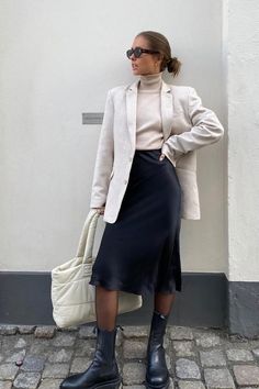 best outfit ideas for midi satin skirt spring summer 2023 long trends skirts 5 way to wear to style Chique Outfit, Mode Instagram, Midi Skirt Outfit, Winter Skirt Outfit, Chique Outfits, Half Skirt, Winter Skirt, Elegant Skirt, Slip Skirt