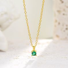 This stimulated Emerald / Topaz pendant in 18K yellow gold plated over 925 Sterling silver with bezel lab-growing stones. • Material : 925 sterling silver• Finish : 18k gold plated• Stone: Cubic Zirconia - 3mm• CHAIN: Adjustable clasp from 16" to 18" (40 to 45 cm)• WEIGHT: 2.13 g