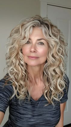 "Elegant Transformations: Gorgeous Hairstyles and Haircuts for Women Over 50. Rediscover Your Radiance! Timeless Looks for Timeless Beauty. Natural Curly Hairstyles For Women Over 50, Long Hair Over 50 Older Women, Curly Hair Model, Kort Bob, 50 Hairstyles, Medium Length Curly Hair, Curly Hair Photos, Chocolate Oats