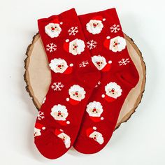 Red ankle socks with a santa claus head and snowflake design. These socks are pictured on a piece of wood on a white background. Santa Socks, Unique Socks, Santa Head, Cute Stockings, Giddy Up Glamour, Swaggy Outfits, Christmas Socks, Kids Socks, Ankle Socks