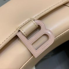 SHOP MORE LUXURY PRODUCTS HERE Description Balenciaga Hourglass Small Handbag In Beige, For Women, Women’s Bags 9in/23cm Size:ÃƒÂ¯Ã‚Â¿Ã‚Â½ÃƒÂ¯Ã‚Â¿Ã‚Â½ÃƒÂ¯Ã‚Â¿Ã‚Â½ÃƒÂ¯Ã‚Â¿Ã‚Â½ 23 x 15 x 10 cm / 9 x 5.9 x 3.9 inches (Lenght x Height x Width) HandbagCurvilinear baseOne handleAdjustable and removable crossbody strapStudded magnet closureB logo hardware1 back pocket1 inner zipped pocket Includes box, dust bag.This product is of the premium quality. Logo B, Dior Shirt, Gucci Shirt, Louis Vuitton Shirt, Chanel Shirt, Gucci Gg Marmont, Small Handbag, Reversible Belt, Luxury Products