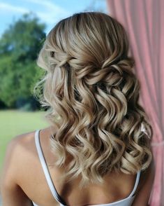 30 Penteados enrolados para cabelos médios tendência em 2024 Winter Gala, Easy Formal Hairstyles, Hairstyles Bride, Natural Hair Wedding, Wedding Hairstyles Bridesmaid, Extension Hair, Wedding Hairstyles Bride, Prom Hairstyles For Short Hair