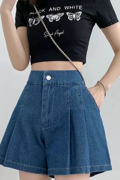 High-waisted Pleated Shorts For A Day Out, Denim Pleated Short Bottoms, Casual High-waist Pleated Bottoms, Casual High Waist Pleated Bottoms, Summer Pleated Denim Blue Bottoms, Summer Denim Blue Pleated Bottoms, Trendy Pleated Short Shorts, Trendy Pleated Summer Bottoms, Trendy Pleated Shorts For Spring