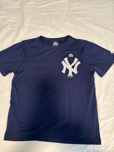 Majestic evolution tee cool base youth large, navy shirt. New York Yankees. Officially licensed. Unisex child. See photos. Blue Short Sleeve Shirt, Navy Shirt, Short Sleeve Shirt, Evolution, Sleeve Shirt, Dark Blue, Adidas