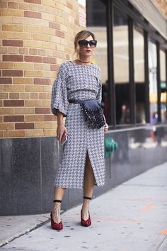 Street Style New York, New York Fashion Week Street Style, La Fashion Week, Outfit Formulas, Wardrobe Inspiration, Street Style Winter, Spring Street Style, Style Spring, Formal Dresses For Women